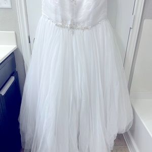 Mermaid style wedding dress with veil included